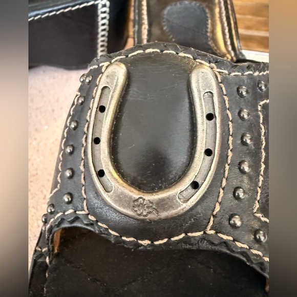 Cowgirl Cute Leather Platform Sandals by Ariat Metal Horseshoe & Lucky Clover - Picture 9 of 10